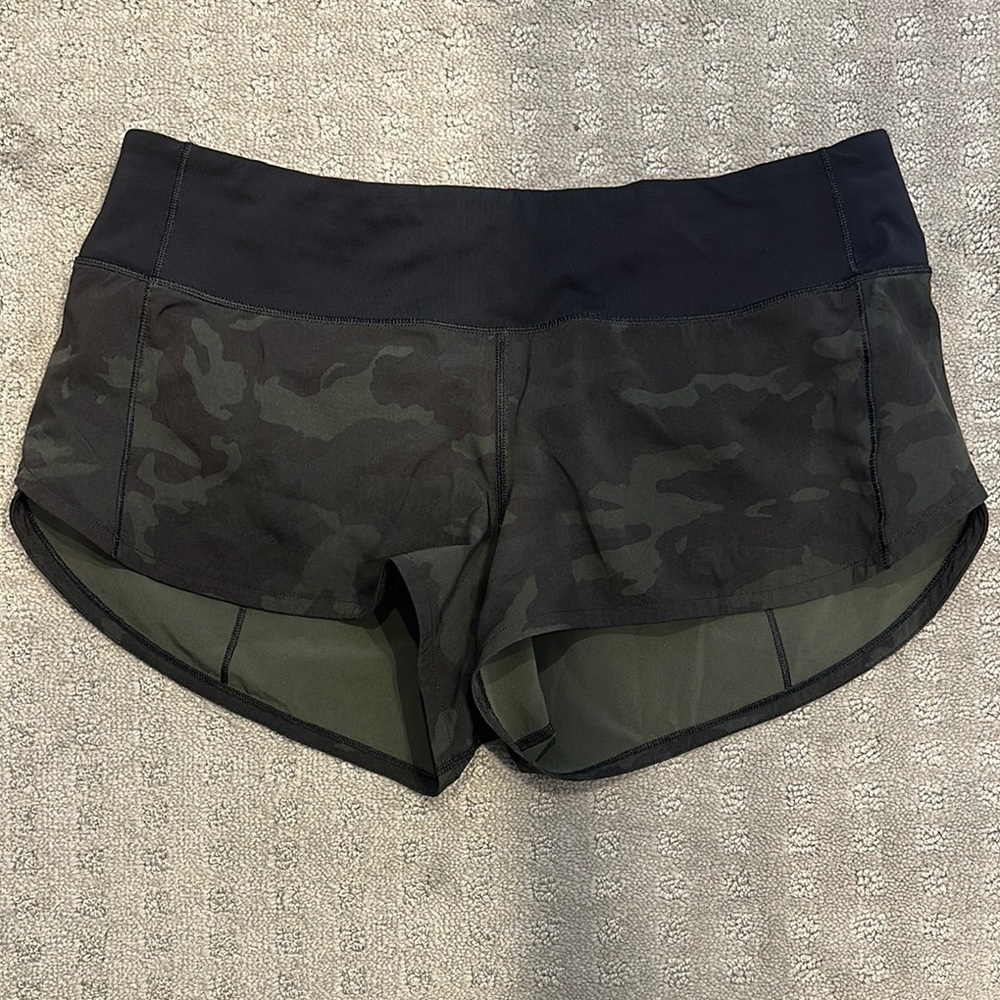 Lululemon Speed Up Low Rise 2.5” lined Shorts  Green and black camo